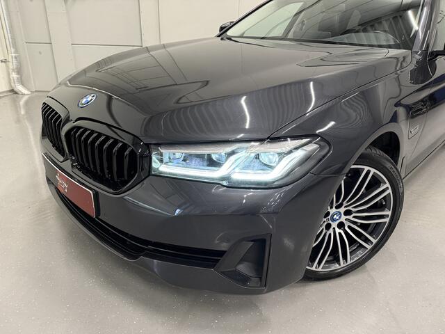 BMW 5-SERIE Touring 530e xDrive High Exe PANO/TREKHAAK/H&K/360CAMERA/ACC/19"M-SPORT BREEDSET/LED-ADAPTIVE/LEER-SPORT/SFEER/CARPLAY/SHADOW-LINE/SOPHISTOGRAU/NET OH BEURT GEHAD BIJ BMW DEALER