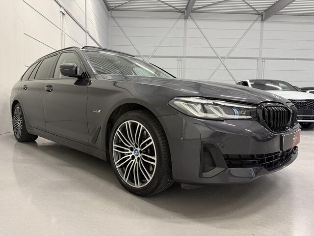 BMW 5-SERIE Touring 530e xDrive High Exe PANO/TREKHAAK/H&K/360CAMERA/ACC/19"M-SPORT BREEDSET/LED-ADAPTIVE/LEER-SPORT/SFEER/CARPLAY/SHADOW-LINE/SOPHISTOGRAU/NET OH BEURT GEHAD BIJ BMW DEALER