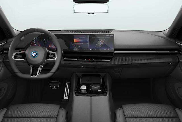 BMW 5-SERIE Touring 530e xDrive M Sportpakket Pro | Trekhaak | Comfortstoelen | Innovation Pack | Bowers & Wilkins