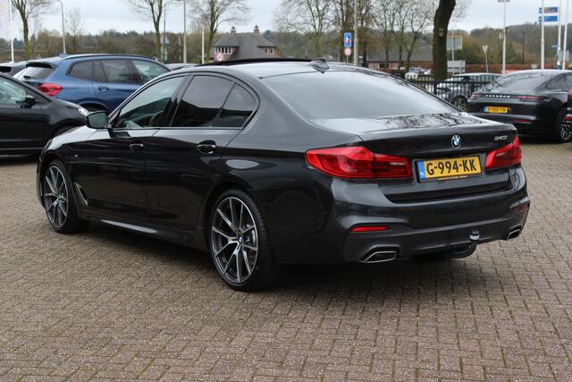 BMW 5-SERIE 540i High Exe. M Sport / Trekhaak / Schuifdak / Camera / Leder / Keyless / 20'' / Stoelventilatie+Verwarming / Stuurverwarming / Dodehoek / DAB / ACC