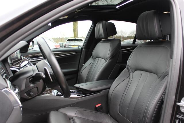 BMW 5-SERIE 540i High Exe. M Sport / Trekhaak / Schuifdak / Camera / Leder / Keyless / 20'' / Stoelventilatie+Verwarming / Stuurverwarming / Dodehoek / DAB / ACC