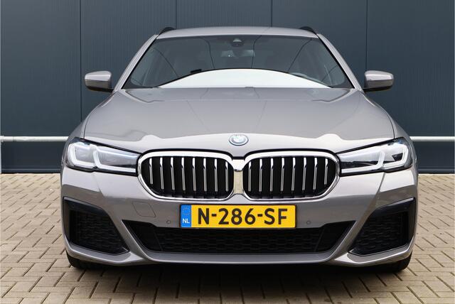 BMW 5-SERIE Touring 530e M Sport Business Edition Plus | 19 inch | Leer | Stoelverwarming | Berninagrau Bernstein | Live Cockpit | Apple Carplay / Android Auto | M-pakket