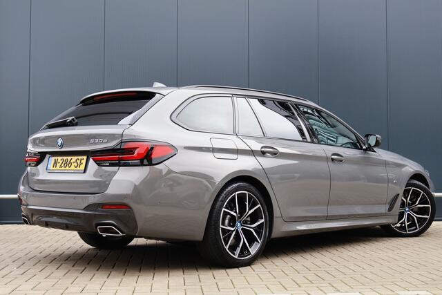 BMW 5-SERIE Touring 530e M Sport Business Edition Plus | 19 inch | Leer | Stoelverwarming | Berninagrau Bernstein | Live Cockpit | Apple Carplay / Android Auto | M-pakket