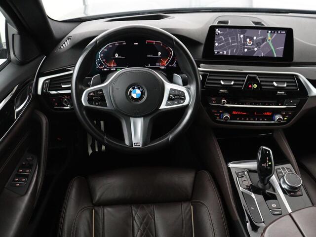 BMW 5-SERIE 520i M Sport | Nappaleder | Head-Up | Stoelverwarming | Camera | Carplay | Sfeerverlichting | 20'' | Live Cockpit | Navigatie | Park Assist | Full LED