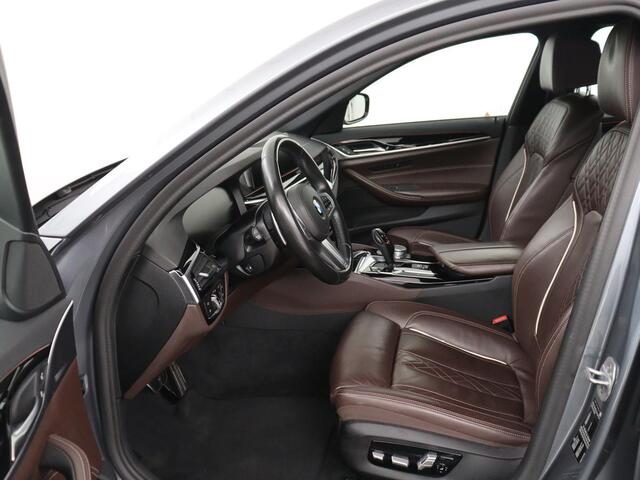 BMW 5-SERIE 520i M Sport | Nappaleder | Head-Up | Stoelverwarming | Camera | Carplay | Sfeerverlichting | 20'' | Live Cockpit | Navigatie | Park Assist | Full LED