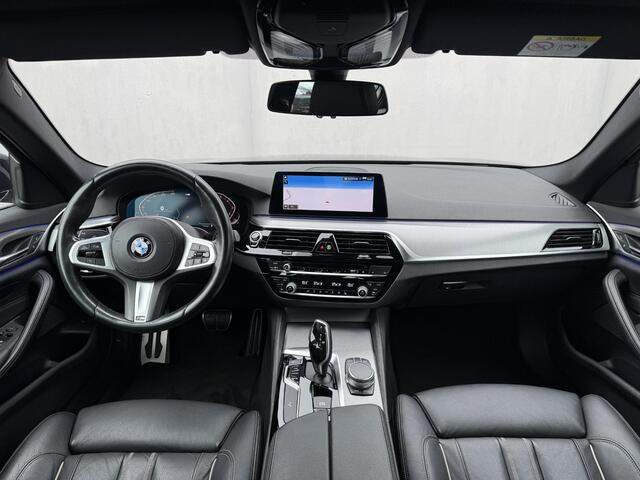 BMW 5-SERIE 520i High Exec M - Sport / Elektrische stoelen met geheugenfunctie / Stoelverwarming / Lederen Bekleding / Apple Carplay & Android Auto / 18" lm. velgen /Camera / Cruise Control / Climate Control /