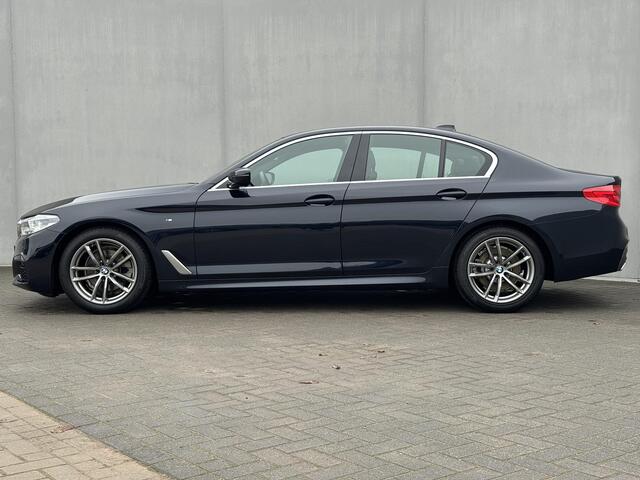 BMW 5-SERIE 520i High Exec M - Sport / Elektrische stoelen met geheugenfunctie / Stoelverwarming / Lederen Bekleding / Apple Carplay & Android Auto / 18" lm. velgen /Camera / Cruise Control / Climate Control /