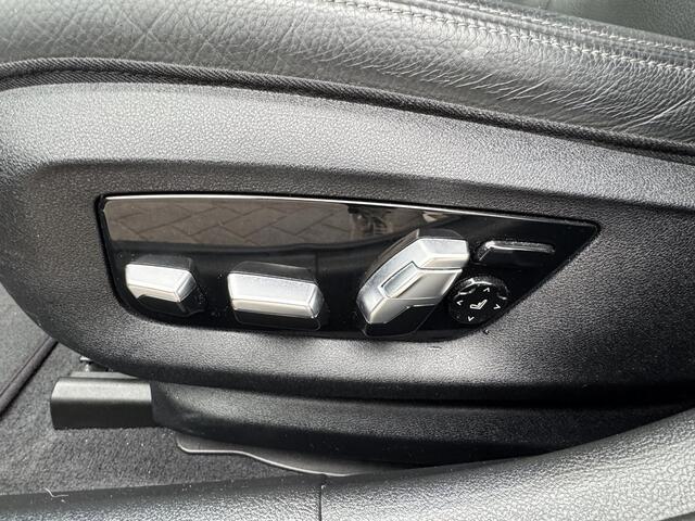 BMW 5-SERIE 520i High Exec M - Sport / Elektrische stoelen met geheugenfunctie / Stoelverwarming / Lederen Bekleding / Apple Carplay & Android Auto / 18" lm. velgen /Camera / Cruise Control / Climate Control /