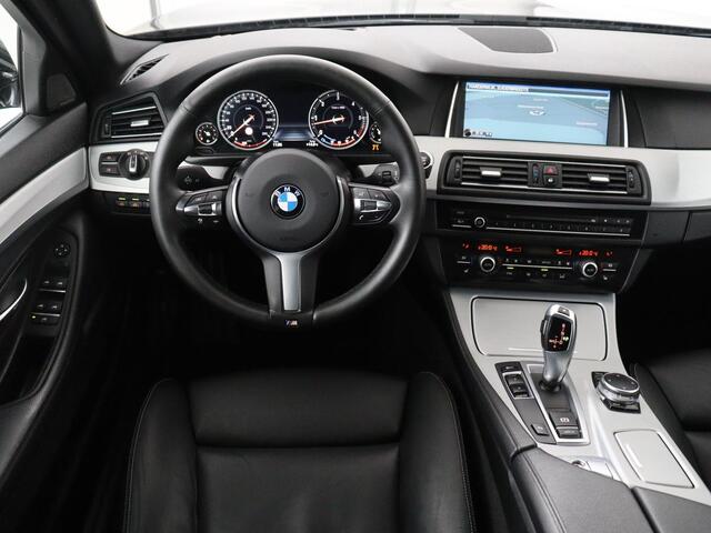 BMW 5-SERIE Touring 530d Luxury Line | Adaptive cruise | Head-Up | Leder | Trekhaak | Stoel & stuurverwarming | Camera | Navigatie | Achterbankverwarming | Parkeerhulp | Bluetooth
