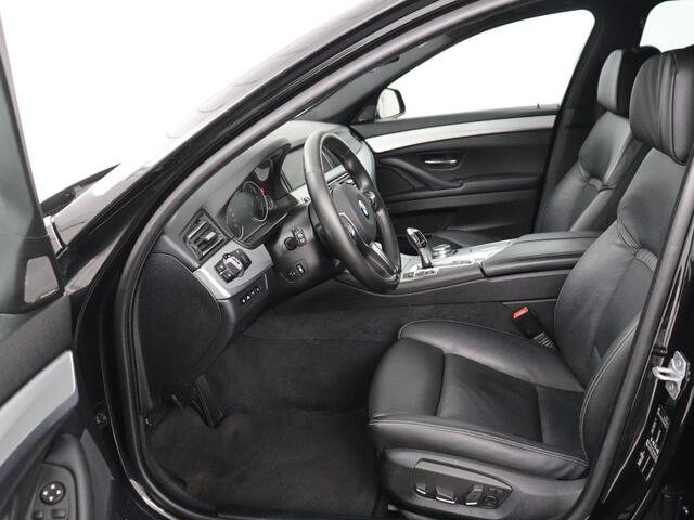 BMW 5-SERIE Touring 530d Luxury Line | Adaptive cruise | Head-Up | Leder | Trekhaak | Stoel & stuurverwarming | Camera | Navigatie | Achterbankverwarming | Parkeerhulp | Bluetooth