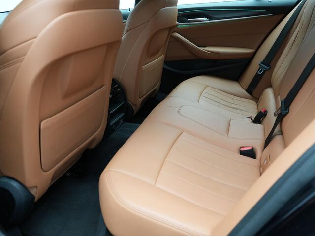 BMW 5-SERIE Touring 530e M Sport Plug in Hybrid 293pk Dealer O.H PHEV | Trekhaak af fabriek | Adaptive Cruise | 19"L.M | Lederen Sportstoelen Verwarmd | Camera & Parkassist | Apple Carplay | Sfeerverlichting |