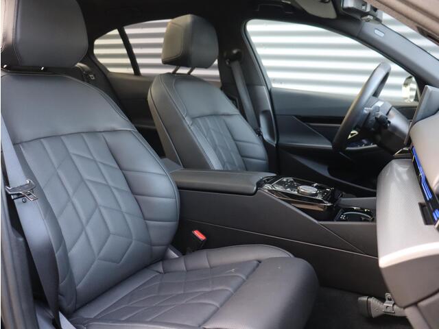 BMW 5-SERIE Sedan 530e | M Sportpakket | Panodak | Head-Up | Harman Kardon | Comfort Access | Stoelventilatie | Parking Assistant Plus | Driving Assistant | 20'' LMV