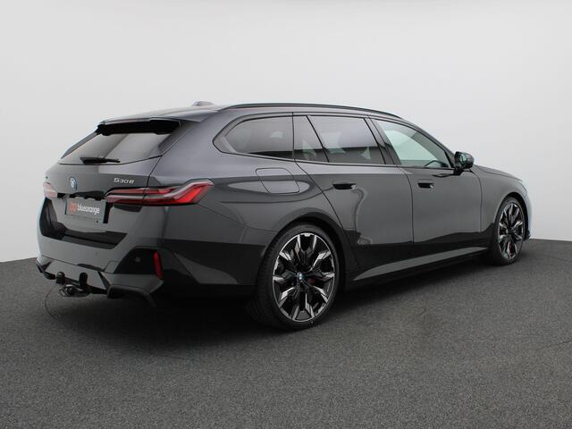 BMW 5-SERIE Touring 530e xDrive 299PK Aut. M-Sport, Panoramadak, Head-Up Display, Stoelverwarming & ventilatie, Bowers & Wilkins Audio, Elektr. Achterklep, Trekhaak, 21" LM Velgen