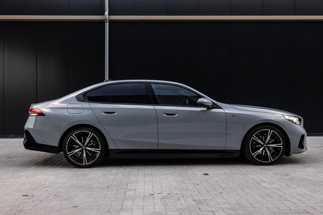BMW 5-SERIE 530e M Sport Edition | SOH 98,1% | M-Sport | Adaptieve LED verlichting | Driving Assistant Professional | Harman/Kardon | Shadow Line | Comfort Pakket | Panoramadak | HUD | Stoelverwarming/Koeling |