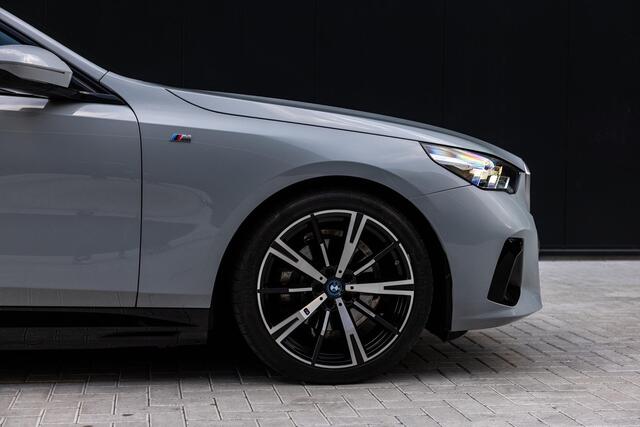 BMW 5-SERIE 530e M Sport Edition | SOH 98,1% | M-Sport | Adaptieve LED verlichting | Driving Assistant Professional | Harman/Kardon | Shadow Line | Comfort Pakket | Panoramadak | HUD | Stoelverwarming/Koeling |