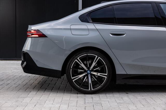 BMW 5-SERIE 530e M Sport Edition | SOH 98,1% | M-Sport | Adaptieve LED verlichting | Driving Assistant Professional | Harman/Kardon | Shadow Line | Comfort Pakket | Panoramadak | HUD | Stoelverwarming/Koeling |