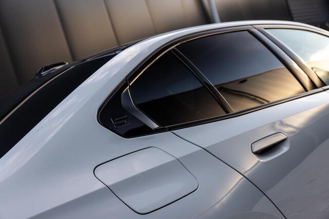 BMW 5-SERIE 530e M Sport Edition | SOH 98,1% | M-Sport | Adaptieve LED verlichting | Driving Assistant Professional | Harman/Kardon | Shadow Line | Comfort Pakket | Panoramadak | HUD | Stoelverwarming/Koeling |