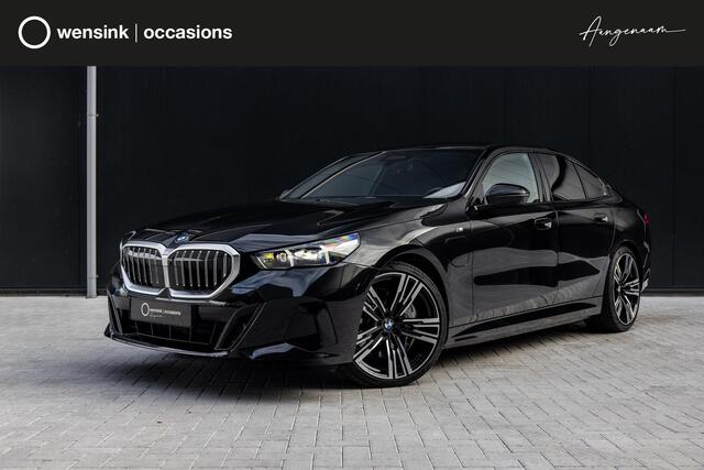 BMW 5-SERIE 550e xDrive | SOH 95,6% | M-Sport | Comfortstoelen met Geheugen | Adaptief Onderstel | Comfort Pakket | Panoramadak | Driving Assistant Professional | Shadow Line | Adaptieve LED Verlichting | DAB | Bowers & Wilkins |