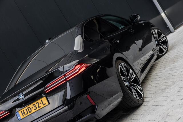 BMW 5-SERIE 550e xDrive | SOH 95,6% | M-Sport | Comfortstoelen met Geheugen | Adaptief Onderstel | Comfort Pakket | Panoramadak | Driving Assistant Professional | Shadow Line | Adaptieve LED Verlichting | DAB | Bowers & Wilkins |