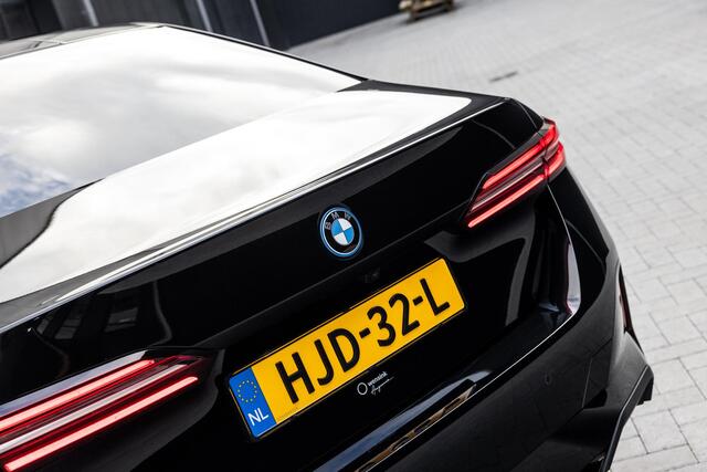 BMW 5-SERIE 550e xDrive | SOH 95,6% | M-Sport | Comfortstoelen met Geheugen | Adaptief Onderstel | Comfort Pakket | Panoramadak | Driving Assistant Professional | Shadow Line | Adaptieve LED Verlichting | DAB | Bowers & Wilkins |