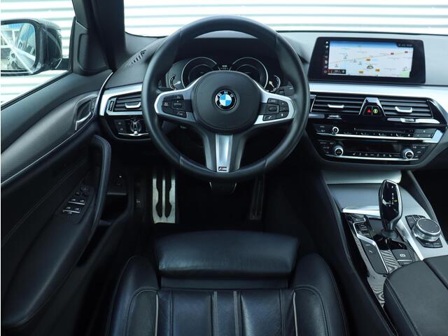 BMW 5-SERIE Sedan 530e | High Executive | M Sportpakket | Trekhaak | Comfort Stoelen | Achteruitrijcamera | 18'' LMV