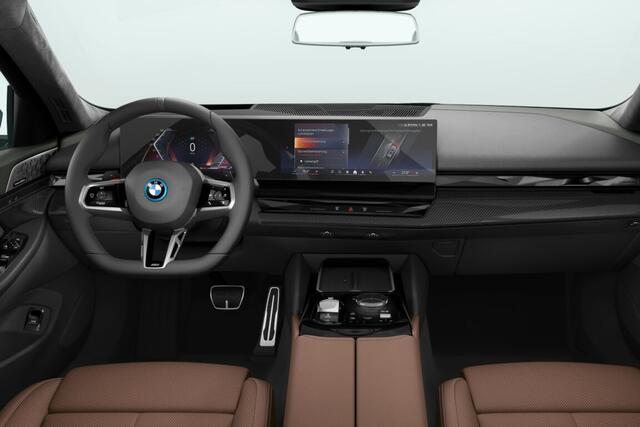 BMW 5-SERIE Touring 550e xDrive | M Sportpakket Pro | Innovation Pack | Travel Pack | Comfort Pack | Trekhaak