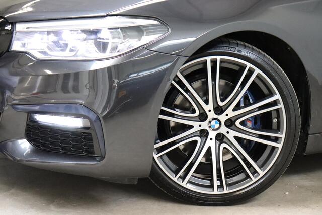 BMW 5-SERIE Touring 530i High Executive M Sport Pakket Automaat / Navigatiesysteem Professional / Head-Up Display / Comfortstoelen / Trekhaak / Sfeerverlichting / Driving Assistant / Stoelverwarming / Multifunctioneel Instrumentendisplay / Hifi / Adaptieve LED-kopla
