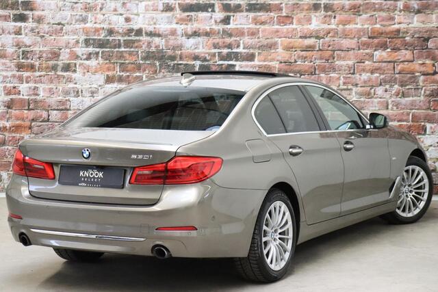 BMW 5-SERIE Sedan 530i High Executive Luxury Line Automaat / Navigatiesysteem Professional / Schuif-/kanteldak / Comfortstoelen / Adaptieve LED-koplamp / Leder / Driving Assistant / Head-Up Display / Neerklapbare Achterbank / Parkeerhulpsysteem / Stoelverwarming / Ch
