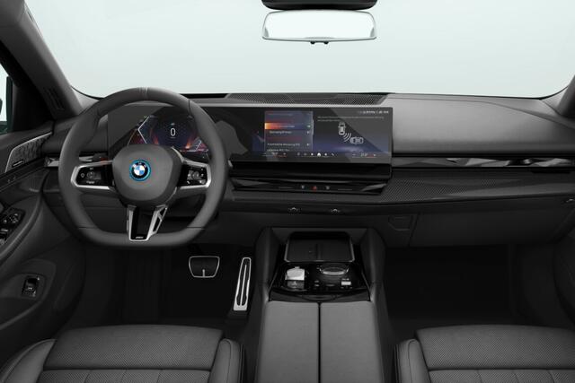 BMW 5-SERIE Sedan 550e xDrive | M Sportpakket Pro | Innovation Pack | Travel Pack | Comfort Pack | Trekhaak