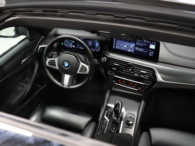 BMW 5-SERIE Touring 530e High Executive M Sport [TREKHAAK UITKLAPBAAR, SCHUIFKANTELDAK, MEMORY SEATS, ADAPTIVE CRUISE CONTROL, APPLE CARPLAY, ANDROID AUTO, HARMAN/KARDON, HUD, 360 CAMERA, NIEUWSTAAT]