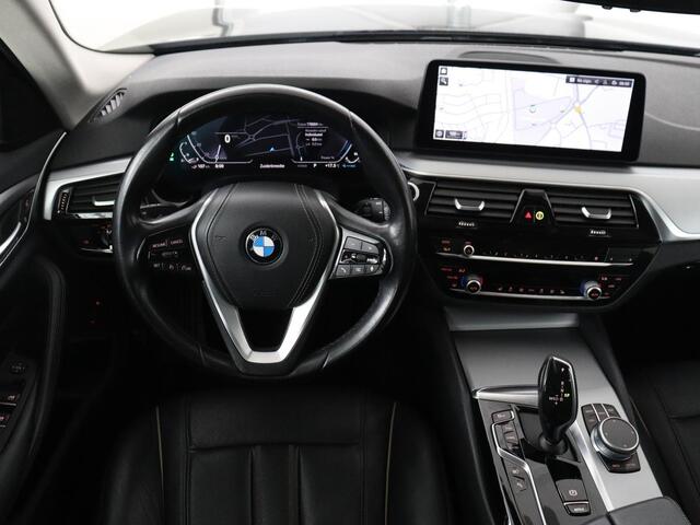 BMW 5-SERIE 530e Executive | Leder | Trekhaak | Stoelverwarming | Live Cockpit | Carplay | Achterbankverwarming | Navigatie | Parkeerhulp |
