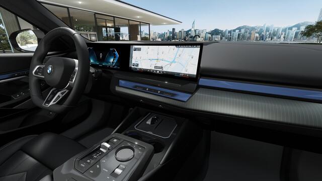 BMW 5-SERIE 530e M Sport Automaat / Panoramadak / Bowers & Wilkins / Comfortstoelen / Comfort Access / Stoelventilatie / Parking Assistant Plus / Adaptieve LED