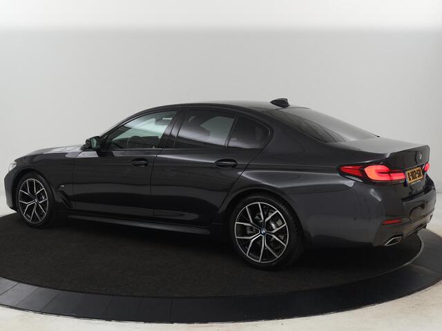 BMW 5-SERIE 520i M Sport | Leder | Stoelverwarming | Carplay | 19'' | Sportstoelen | Live Cockpit | Navigatie | Parkeerhulp | Adaptief LED | Memory | Keyless start