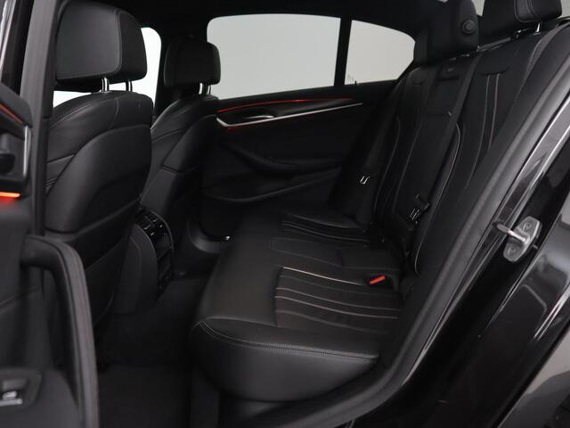 BMW 5-SERIE 520i M Sport | Leder | Stoelverwarming | Carplay | 19'' | Sportstoelen | Live Cockpit | Navigatie | Parkeerhulp | Adaptief LED | Memory | Keyless start