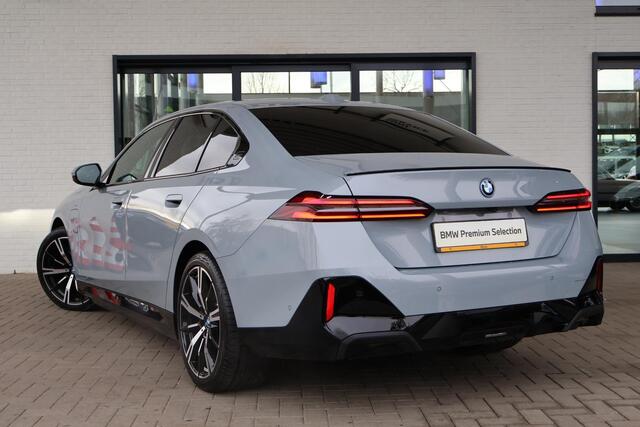 BMW 5-SERIE Sedan 530e | M Sportpakket Pro | Driving Assistant Professional | Stuurverwarming