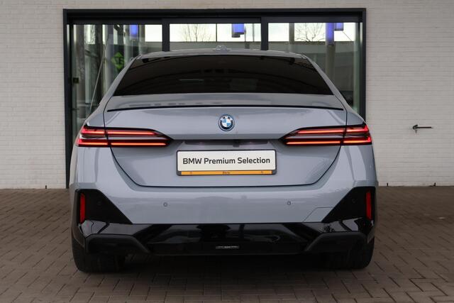 BMW 5-SERIE Sedan 530e | M Sportpakket Pro | Driving Assistant Professional | Stuurverwarming