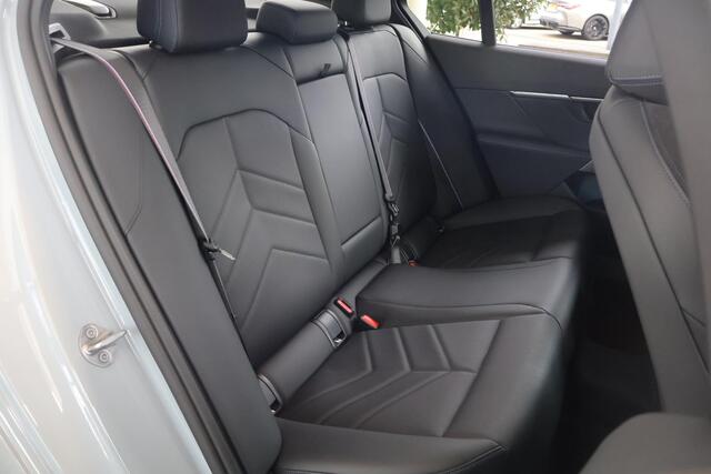 BMW 5-SERIE Sedan 530e | M Sportpakket Pro | Driving Assistant Professional | Stuurverwarming