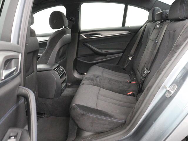 BMW 5-SERIE 520i M Sport | Alcantara | Sfeerverlichting | Trekhaak | Navigatie Professional | Full LED | Sportstoelen | Parkeerhulp | Cruise control | Keyless start | Climate control | Bluetooth