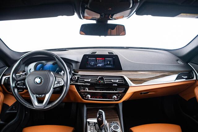 BMW 5-SERIE Touring 540i xDrive High Executive Sportline - panoramadak - Comfortstoelen - Comfort Access - Driving/Parking Assistant Plus - Elektrisch verwarmde voor en achterstoelen - Head up - Hifi -
