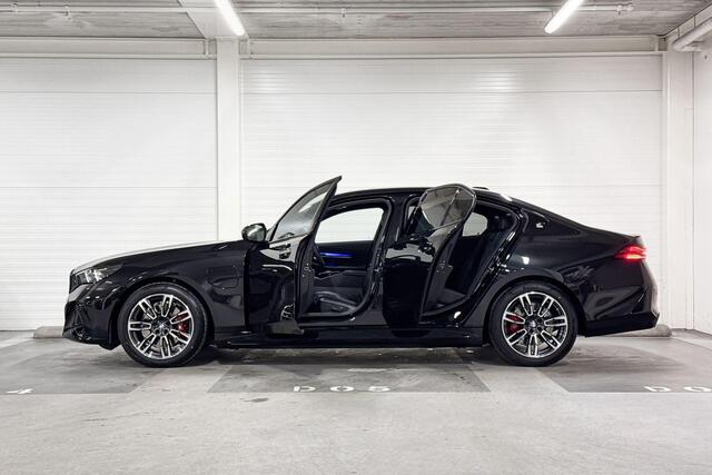 BMW 5-SERIE Sedan 530e | M-Sport Pro | Travel Pack | Innovation Pack | Comfort Pack | Driving Assistant Plus | Harman/Kardon | Panoramadak | Comfort Access