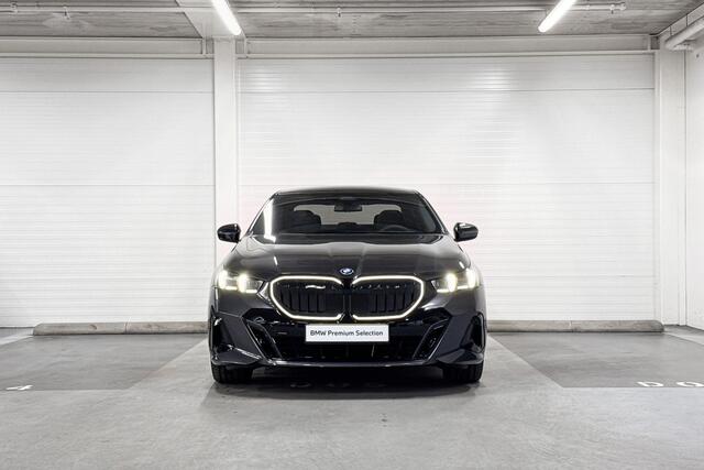 BMW 5-SERIE Sedan 530e | M-Sport Pro | Travel Pack | Innovation Pack | Comfort Pack | Driving Assistant Plus | Harman/Kardon | Panoramadak | Comfort Access |
