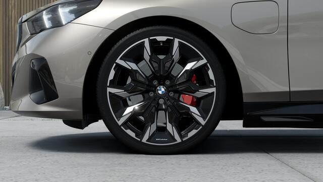 BMW 5-SERIE 530e M Sport Automaat / Bowers & Wilkins / Adaptieve LED / Comfort Access / Parking Assistant Plus / Stoelventilatie / Stuuverwarming