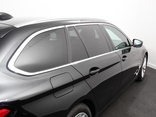 BMW 5-SERIE Touring 530e Business PHEV AUTOMAAT | Adaptive cruise control | LED | Leder | Navigatie | Stoelverwarming | Achteruitrijcamera | Sfeerverlichting | Lane assist | Climate control | Apple Carplay/ Android Auto