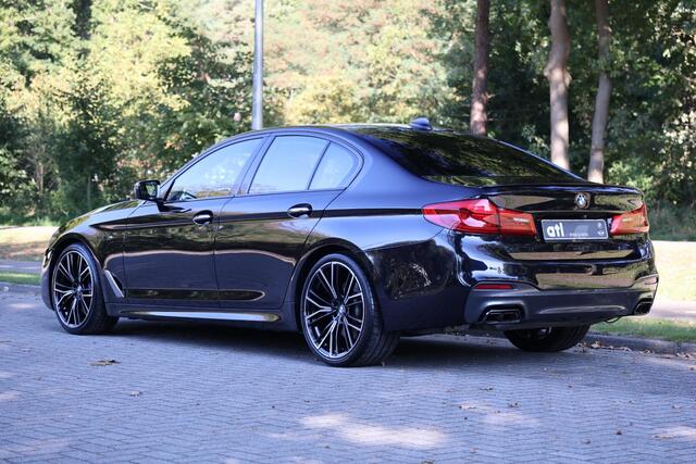 BMW 5-SERIE M550i xDrive Executive M-Sport | Merino leder | 20" | Driving Assistent Plus | Comfort stoel met geheugen | Real-Time Traffic information | Zonnerolgordijnen achter | Stoelverwarming voor en achter | Etc.