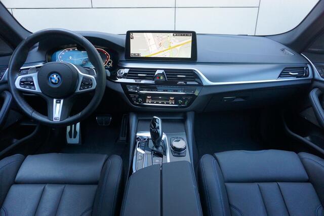 BMW 5-SERIE Touring 530e xDrive | High Executive | M Sportpakket Pro | Driving Assistant Professional | Parking Assistant Plus | Head-Up Display | Glazen panoramadak | Trekhaak | Comfort Access | Harman Kardon | Laserlight | 19 inch LMV