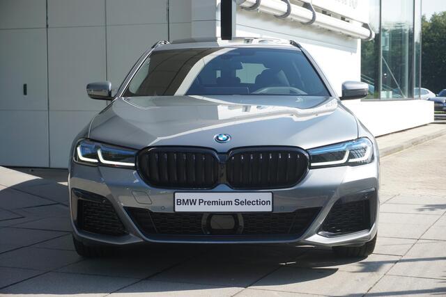 BMW 5-SERIE Touring 530e xDrive | High Executive | M Sportpakket Pro | Driving Assistant Professional | Parking Assistant Plus | Head-Up Display | Glazen panoramadak | Trekhaak | Comfort Access | Harman Kardon | Laserlight | 19 inch LMV