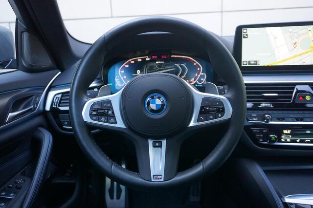 BMW 5-SERIE Touring 530e xDrive | High Executive | M Sportpakket Pro | Driving Assistant Professional | Parking Assistant Plus | Head-Up Display | Glazen panoramadak | Trekhaak | Comfort Access | Harman Kardon | Laserlight | 19 inch LMV