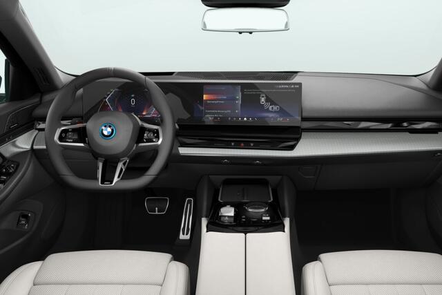 BMW 5-SERIE Sedan 530e M Sport Edition | M Sportpakket Pro | Innovation Pack | Travel Pack | Comfort Pack | Trekhaak