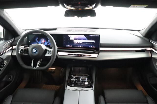 BMW 5-SERIE Touring 550e xDrive | M Sportpakket Pro | Innovation Pack | Travel Pack | Comfort Pack | Panoramadak
