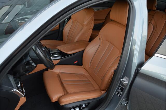 BMW 5-SERIE 520i High Executive Edition | M-PAKKET | CAMERA | LED | KEYLESS | TREKHAAK |